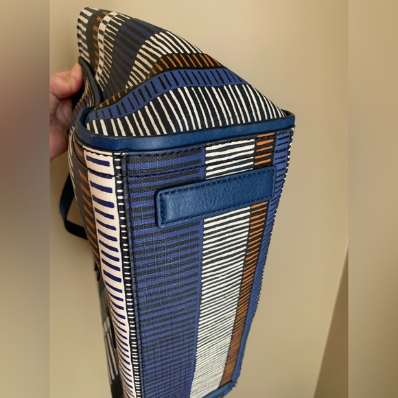 Fossil Emma Tote with matching wallet
Blue and brown pattern - Picture 8 of 16